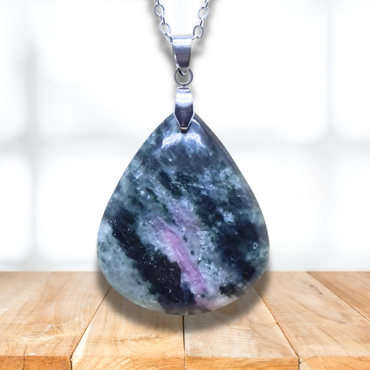 Pendentif en Actinolite et Rubis (PE2043) - ENAE Minéraux