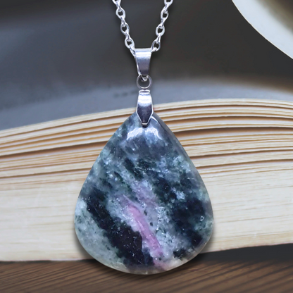 Pendentif en Actinolite et Rubis (PE2043)