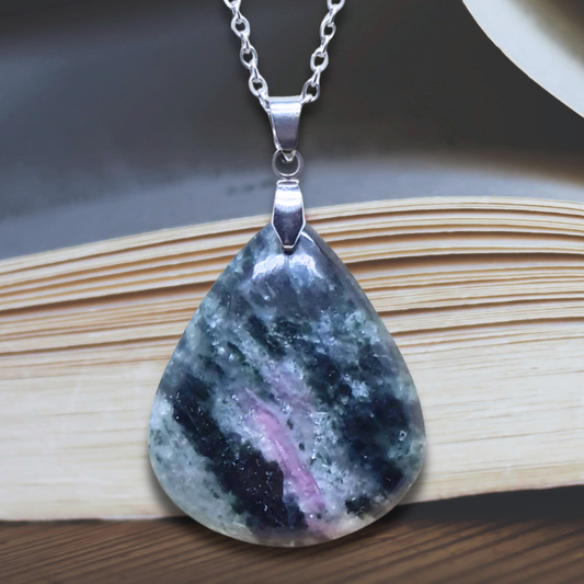 Pendentif en Actinolite et Rubis (PE2043)