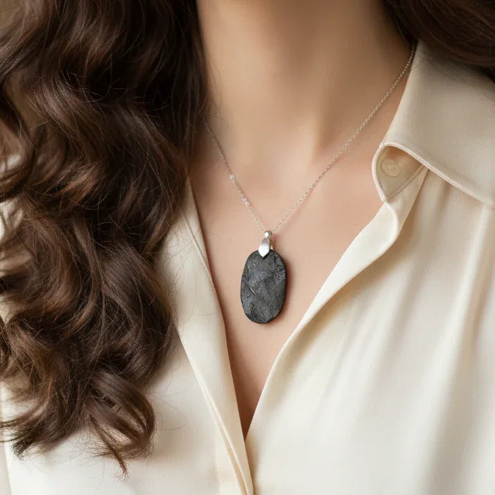 Pendentif en Pierre de Lave (Basalte) face brute (PE1473)