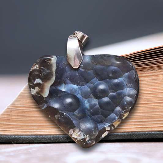 Pendentif cœur en Calcédoine bleue brute (PE1753)