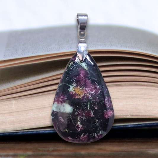 Pendentif en Eudialyte (PE1688)