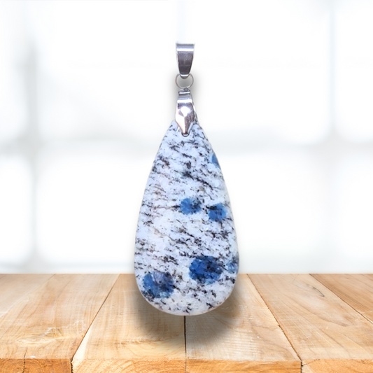 Pendentif en K2 (Granite et Azurite) (PE1781) - ENAE Minéraux