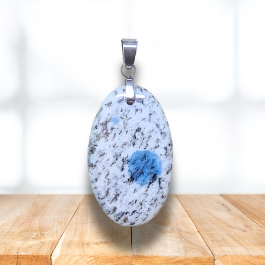 Pendentif en K2 (Granite et Azurite) (PE1782) - ENAE Minéraux