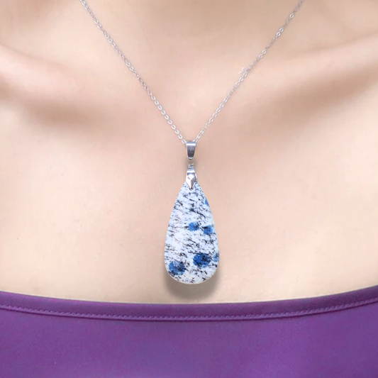 Pendentif en K2 (Granite et Azurite) (PE1781) - ENAE Minéraux