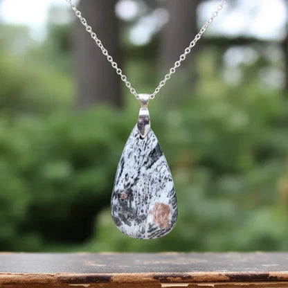 Pendentif en Hornblende avec Grenat (PE702)