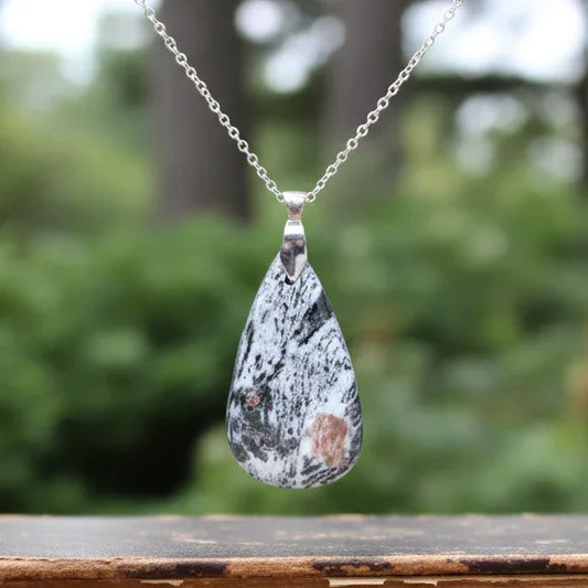 Pendentif en Hornblende avec Grenat (PE702)