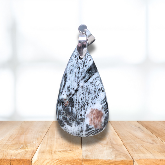 Pendentif en Hornblende avec Grenat (PE702) - ENAE Minéraux