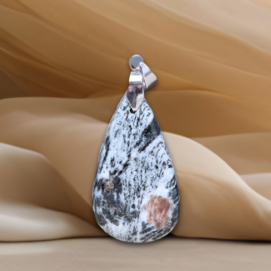 Pendentif en Hornblende avec Grenat (PE702)