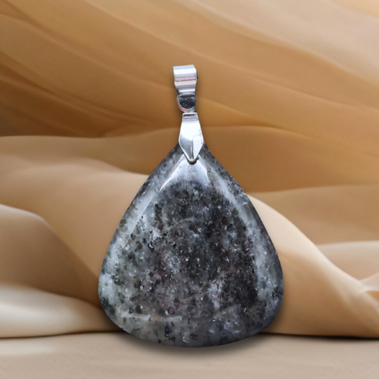 Pendentif en Quartz à Graphite (PE932)