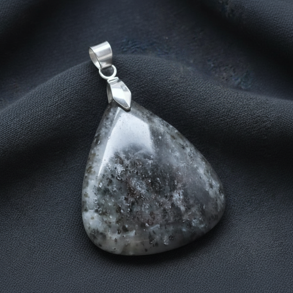 Pendentif en Quartz à Graphite (PE932)