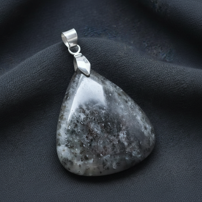 Pendentif en Quartz à Graphite (PE932)