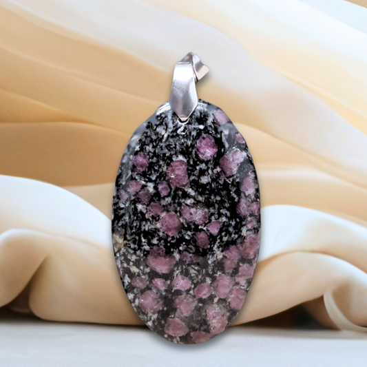 Pendentif en Rubis sur Biotite (PE1368-1)