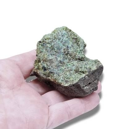 Péridot (Olivine) sur Basalte brut (MB131)