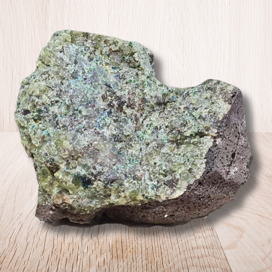 Péridot (Olivine) sur Basalte brut 112g (MB131) - ENAE Minéraux