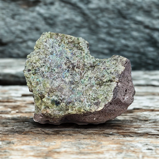 Péridot (Olivine) sur Basalte brut 112g (MB131)