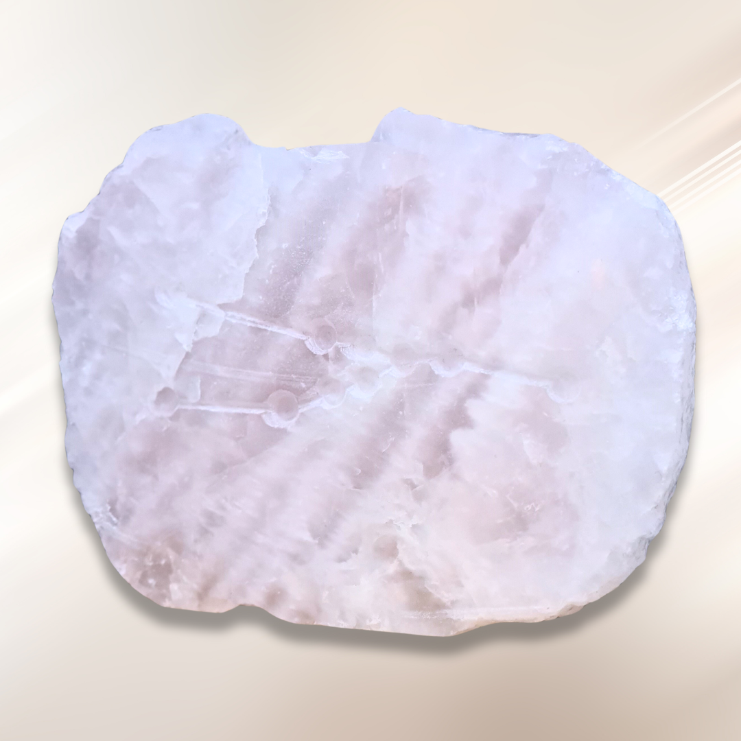 Quartz rose brut, poli et gravé (MB538-1)