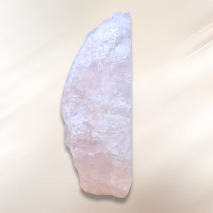 Quartz rose brut, poli et gravé (MB538-1)