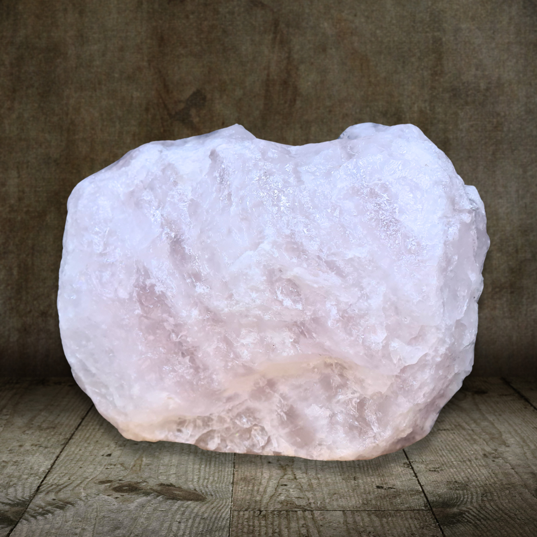 Quartz rose brut, poli et gravé (MB538-1)