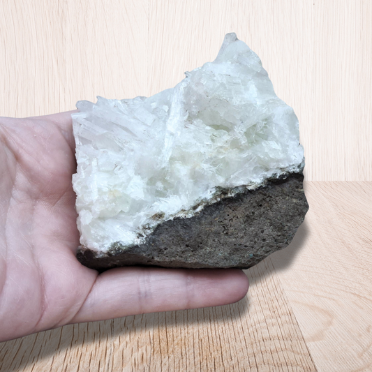 Scolécite, Apophyllite et Basalte brute 251g (MB227) - ENAE Minéraux