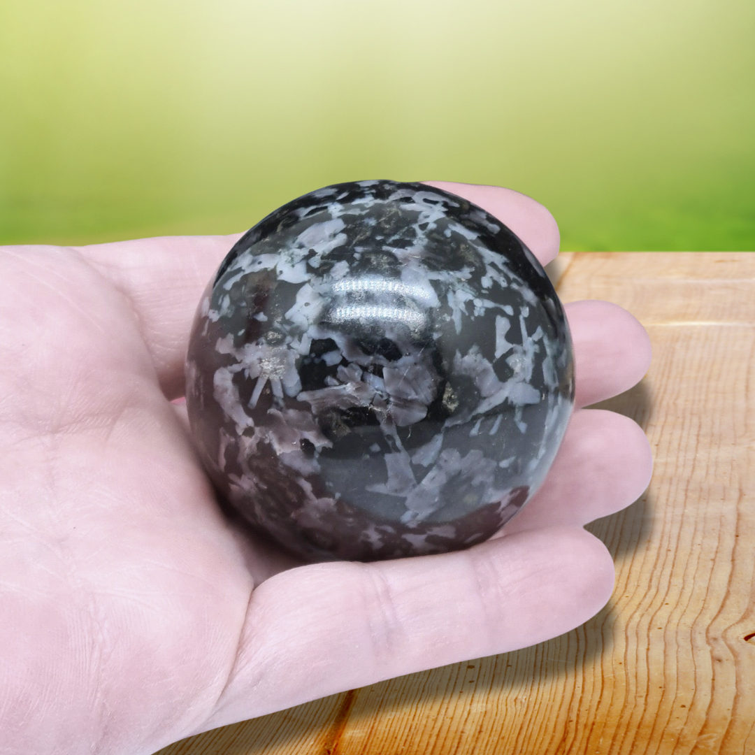 Sphère en Gabbro 185g (PRGFL520-1) - ENAE Minéraux