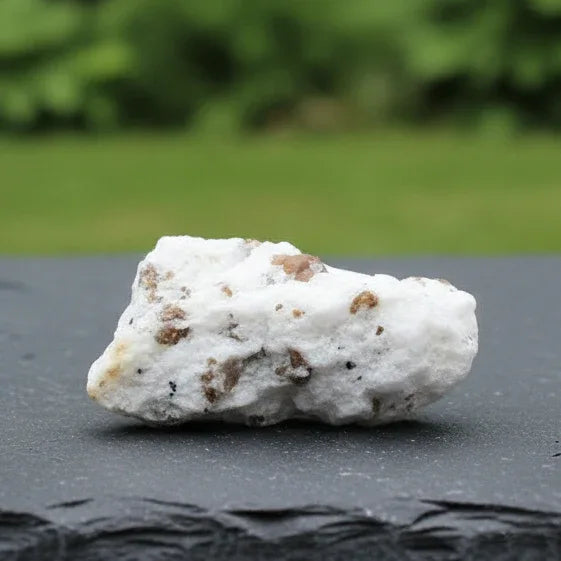 Spinelle noir et Clinohumite sur Calcite brute 34g (MB378-2)