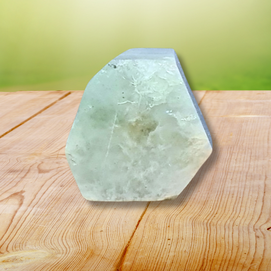 Aigue Marine polie suivant sa forme naturelle (LAP10)