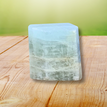 Aigue Marine polie suivant sa forme naturelle (LAP10)