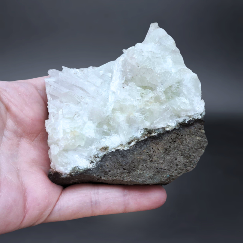 apophyllite, basalte, lithotherapie, pierre brute, pyroxène, scolécite ENAE Mineraux