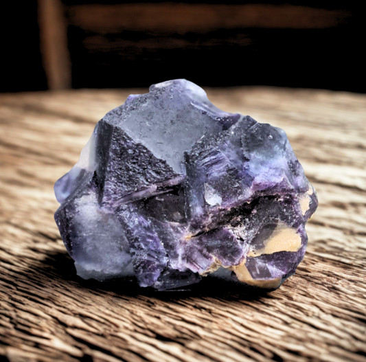 Fluorite violette foncée brute 157g (MB403)