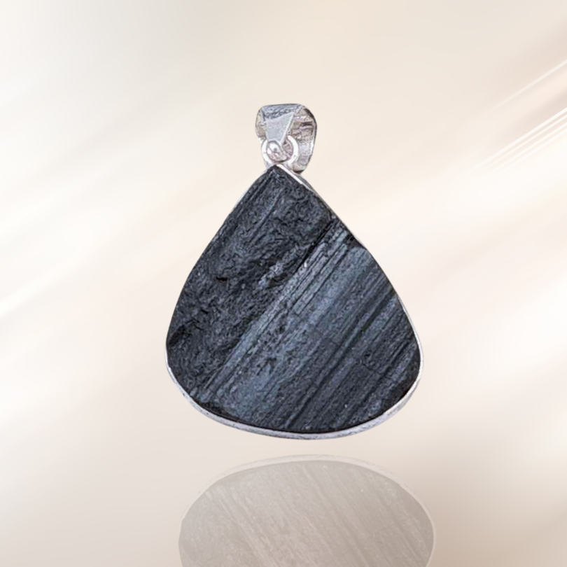 lithotherapie, pendentif serti, pierre brute, tourmaline noire ENAE Mineraux