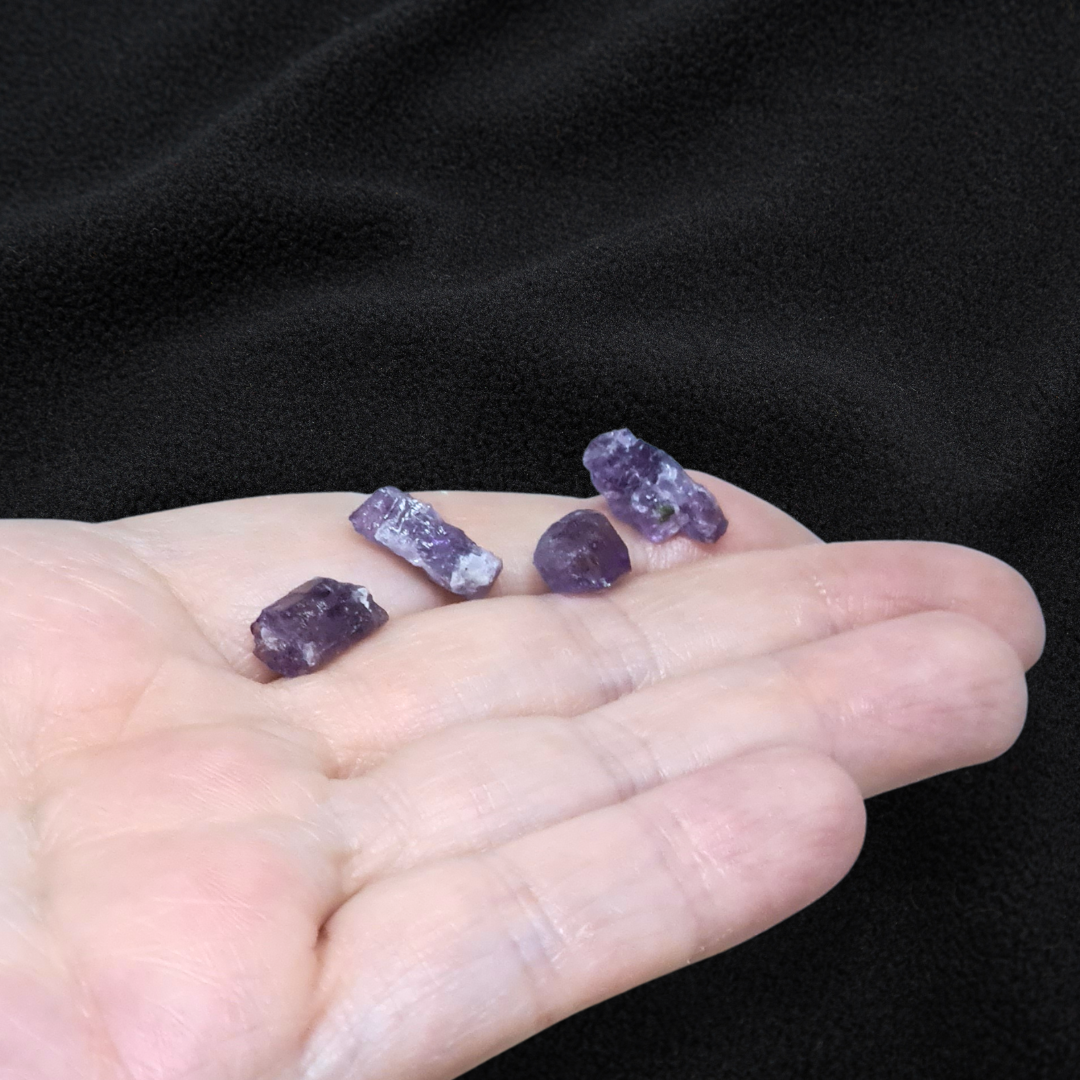 Lot de 4 Scapolite violettes brutes (MB567)