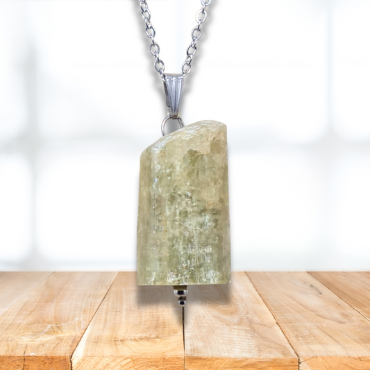 Pendentif en Apatite jaune brute (PE2066) - ENAE Minéraux