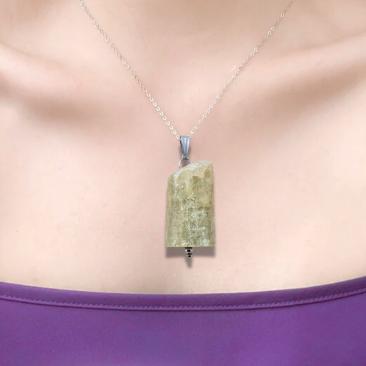 Pendentif en Apatite jaune brute (PE2066) - ENAE Minéraux
