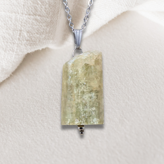 Pendentif en Apatite jaune brute (PE2066)