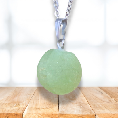 Pendentif en Prehnite brute (PE2097-2) - ENAE Minéraux