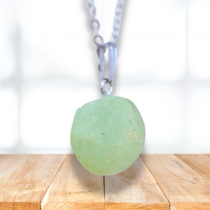 Pendentif en Prehnite brute (PE2097-2) - ENAE Minéraux