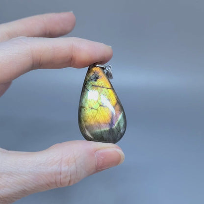 Pendentif en Labradorite multicolore (PE2138)