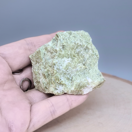 Vésuvianite, Calcite et Grenat grossulaire bruts 122g (MB524)