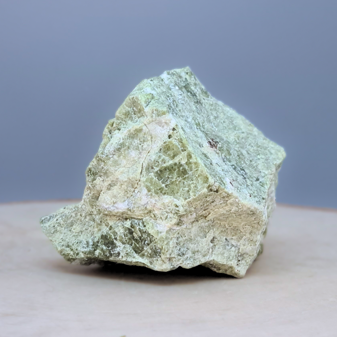 Vésuvianite, Calcite et Grenat grossulaire bruts 122g (MB524) - ENAE Minéraux