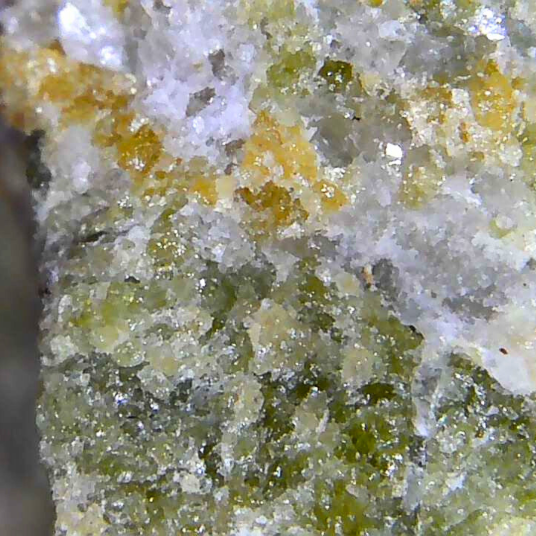 Vésuvianite, Calcite et Grenat grossulaire bruts 122g (MB524)