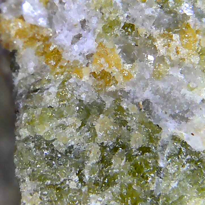 Vésuvianite, Calcite et Grenat grossulaire bruts 122g (MB524)