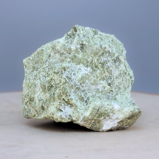 Vésuvianite, Calcite et Grenat grossulaire bruts 122g (MB524)
